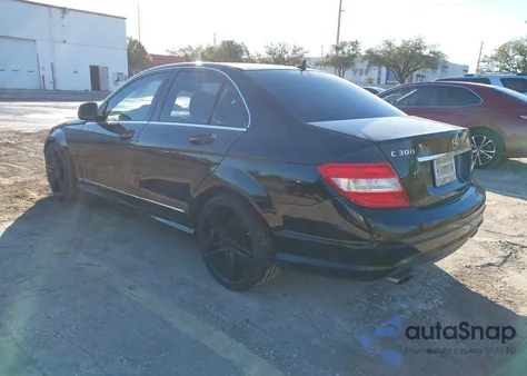 2009 Mercedes-Benz C 300 Luxury/Sport z USA, uszkodzony, nr VIN WDDGF54X79F217921